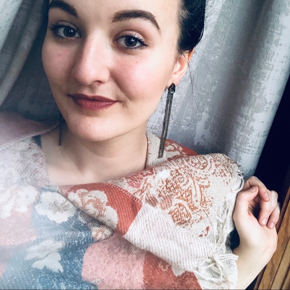 HOST PICK 💕😭🌿{ vintage } floral shawl w/ fringe - Picture 6 of 8